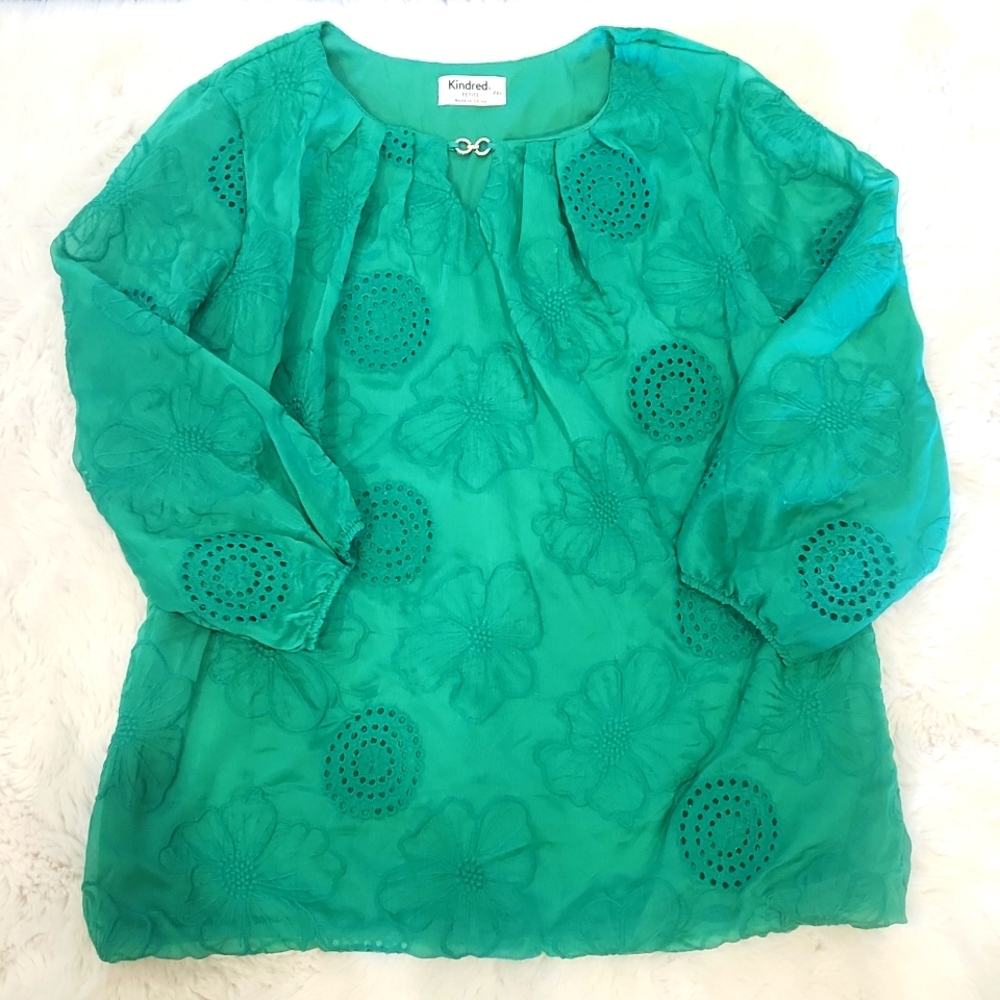 Kindred Women Petite XL Green with rhinestone detail blouse